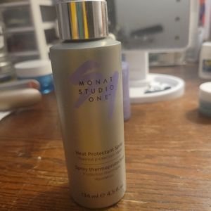 Monat Heat protectant spray